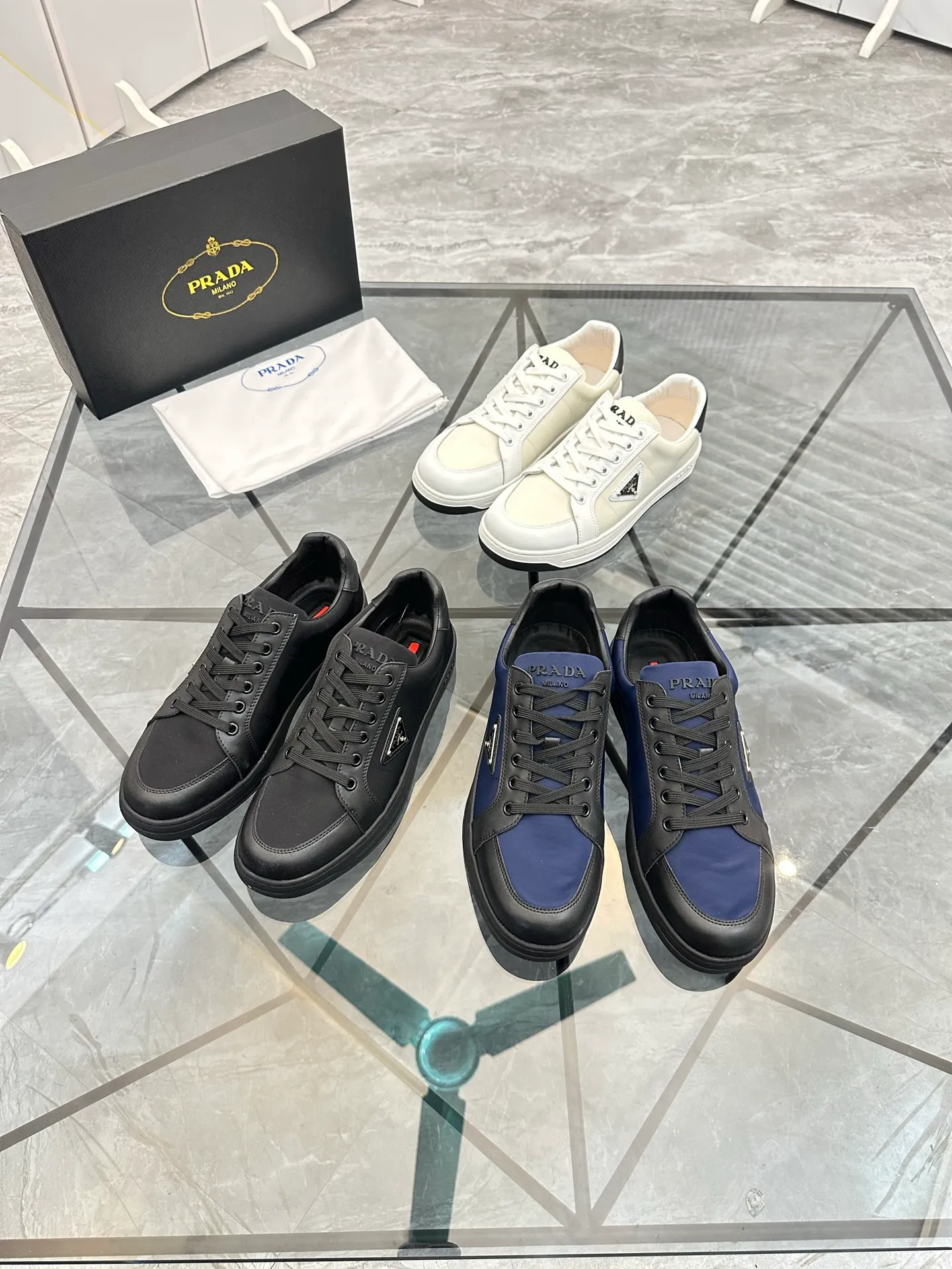 Men's shoes: 💰P400¥ Product trademark: Prada *"Prada*" low-top casual shoes Regular size: 38-44 (can be customized to 45) Product materials: imported cowhide leather upper spliced ​​with original fabric, sheepskin lining, original outsole. Number: 020